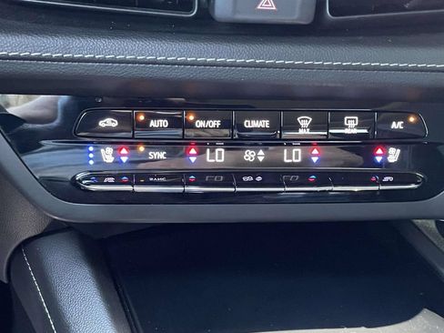 Used 2022 Buick Envision Avenir w/ Technology Package II FWD image 31