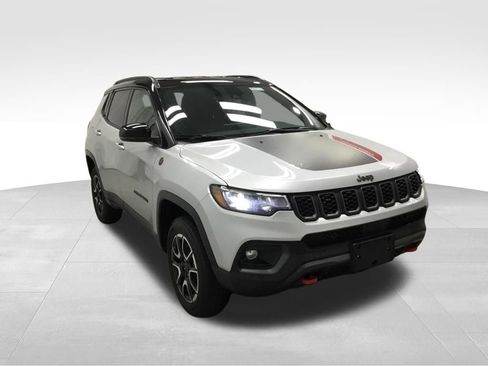 Used 2025 Jeep Compass Trailhawk AWD/4WD image 3