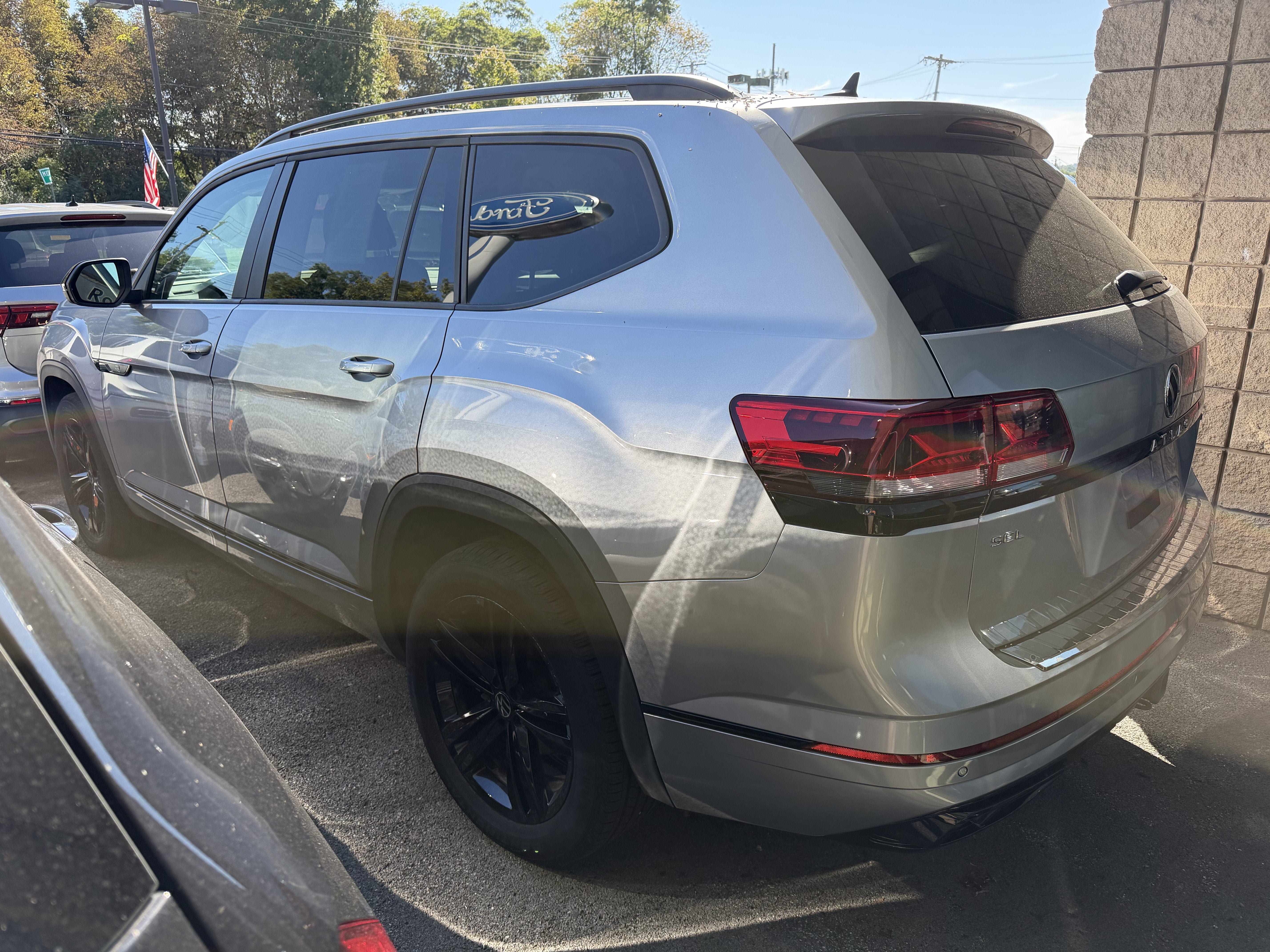 Used 2023 Volkswagen Atlas SEL R-Line AWD/4WD image 4