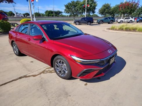 Used 2024 Hyundai Elantra SEL FWD image 7