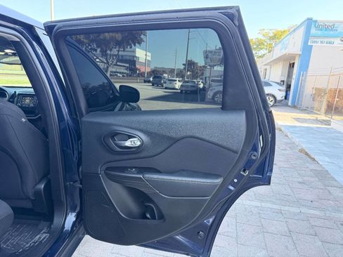 Used 2014 Jeep Cherokee Sport image 16