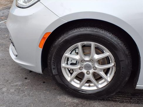 Used 2024 Chrysler Pacifica Touring-L image 14