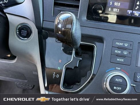 Used 2017 Toyota Sienna XLE image 21