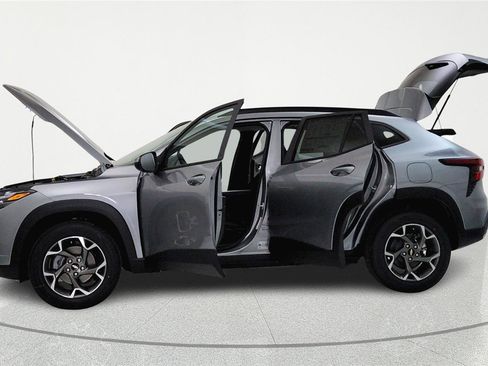 New 2026 Chevrolet Trax LT w/ LT Convenience Package FWD image 6