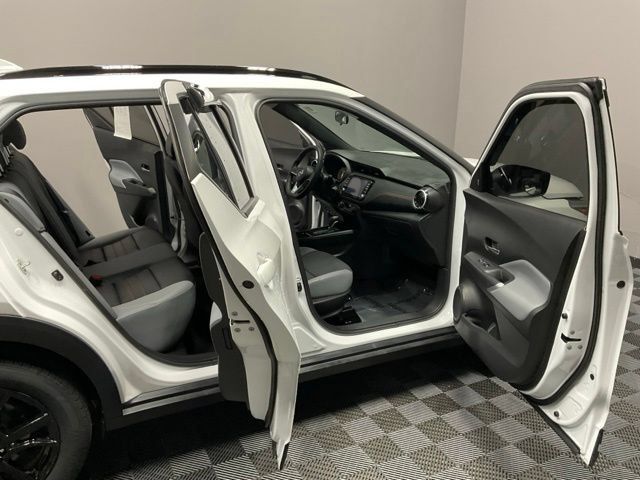 Used 2023 Nissan Kicks SR w/ SR Premium Package FWD image 22