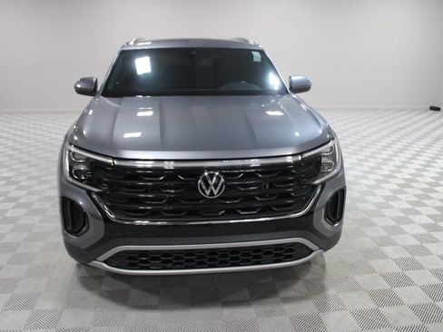 Used 2024 Volkswagen Atlas Cross Sport SE AWD/4WD image 2