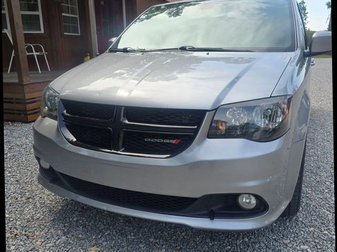 Used 2019 Dodge Grand Caravan SE FWD image 3