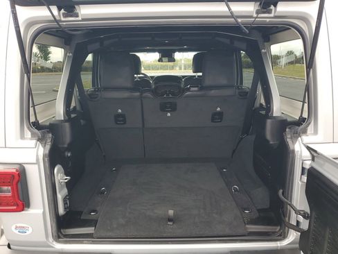 Used 2024 Jeep Wrangler Sahara image 6