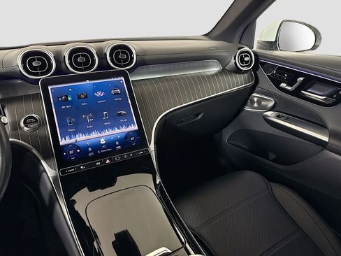 Used 2024 Mercedes-Benz GLC 300 4MATIC image 24