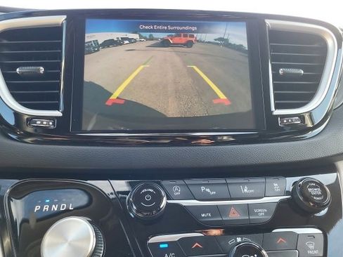 Used 2024 Chrysler Pacifica Touring-L image 13