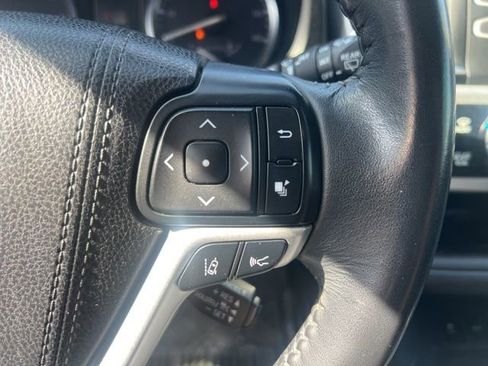 Used 2017 Toyota Highlander SE image 30