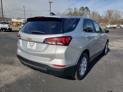 Used 2022 Chevrolet Equinox LT w/ Driver Convenience Package image 3