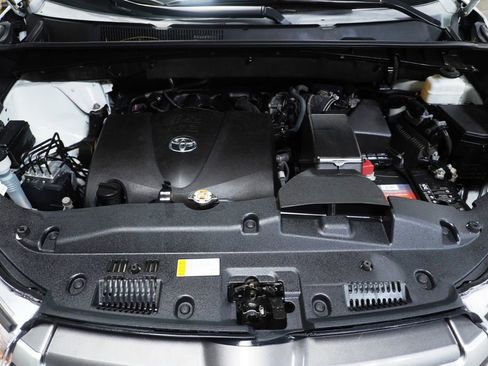 Used 2019 Toyota Highlander XLE AWD/4WD image 11