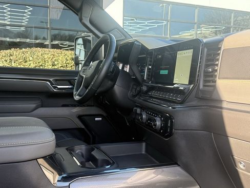 Used 2024 Chevrolet Silverado 2500 ZR2 w/ Technology Package image 29