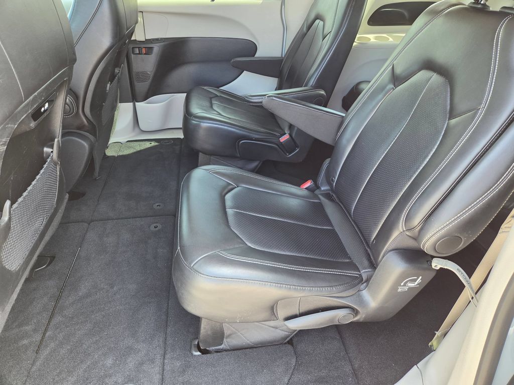 Used 2024 Chrysler Pacifica Touring-L FWD image 27
