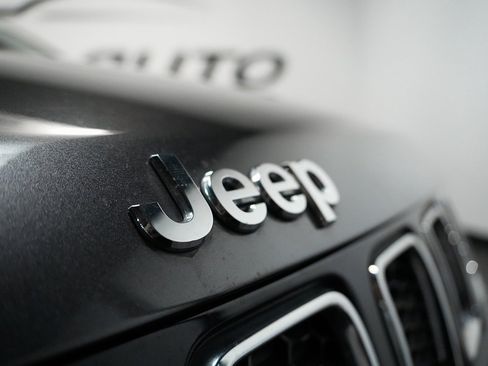 Used 2020 Jeep Compass Latitude FWD image 4