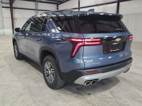 Used 2025 Chevrolet Traverse LT FWD image 3