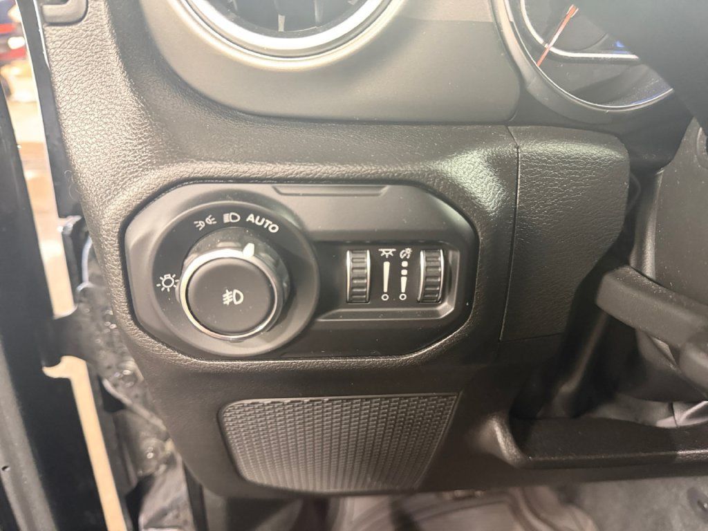 Used 2022 Jeep Wrangler Unlimited Sahara w/ LED Lighting Group AWD/4WD image 32