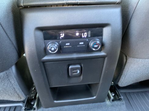Used 2022 Chevrolet Traverse LT FWD image 32
