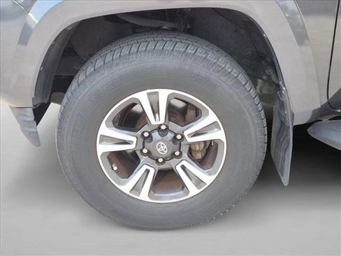 Used 2017 Toyota Tacoma TRD Sport w/ Tow Package RWD image 9