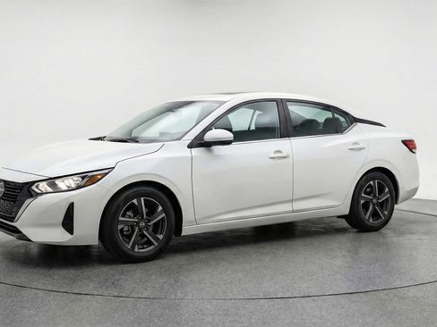 Used 2025 Nissan Sentra SV image 3