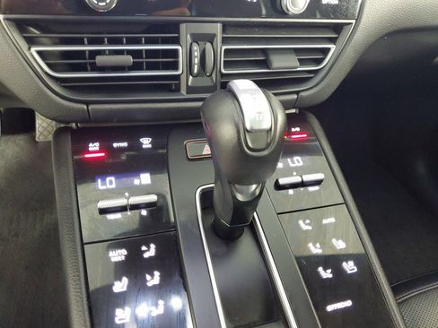 Used 2024 Porsche Macan AWD/4WD image 18