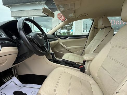 Used 2018 Volkswagen Passat 2.0T R-Line w/ R-Line Lighting Package FWD image 9