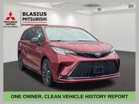 Used 2025 Toyota Sienna XSE w/ XSE Plus Package image 1