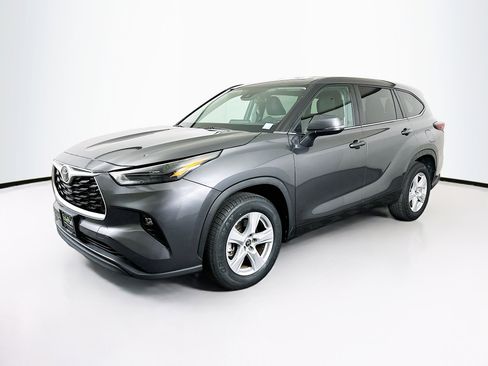 Used 2024 Toyota Highlander LE image 3