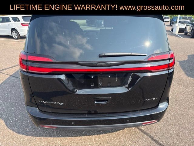 Used 2025 Chrysler Pacifica Limited FWD image 7