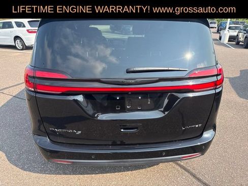 Used 2025 Chrysler Pacifica Limited FWD image 7