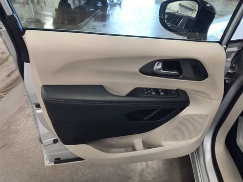 Used 2024 Chrysler Pacifica Touring-L FWD image 11