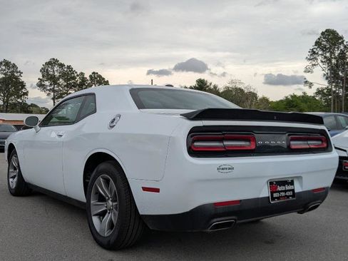Used 2018 Dodge Challenger SXT image 3