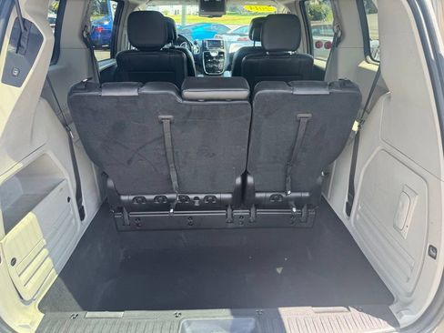 Used 2014 Chrysler Town & Country Touring FWD image 25