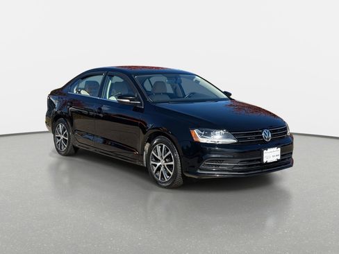 Used 2017 Volkswagen Jetta SE image 3