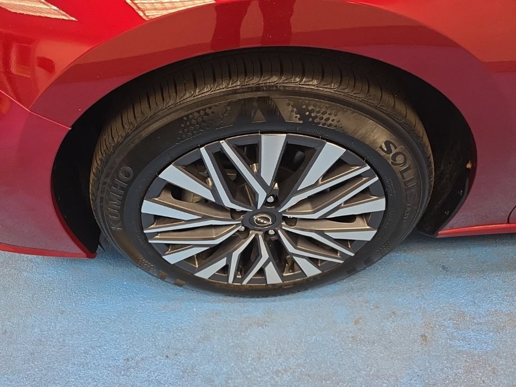 Used 2025 Nissan Altima 2.5 SV FWD image 13