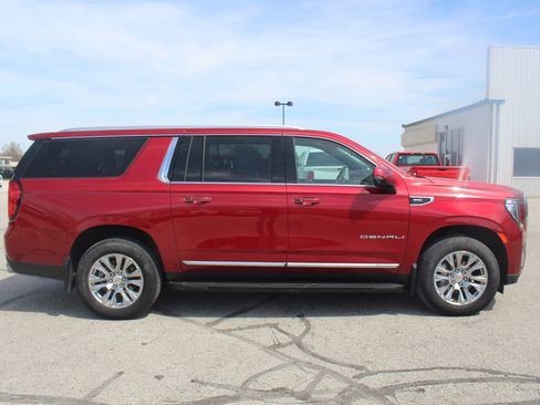 Used 2023 GMC Yukon XL Denali AWD/4WD image 4