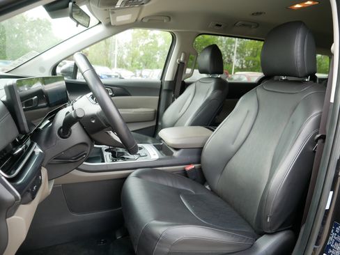 Used 2025 Kia Carnival FWD image 35