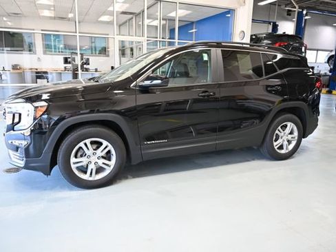 Used 2024 GMC Terrain SLE w/ Driver Convenience Package FWD image 5