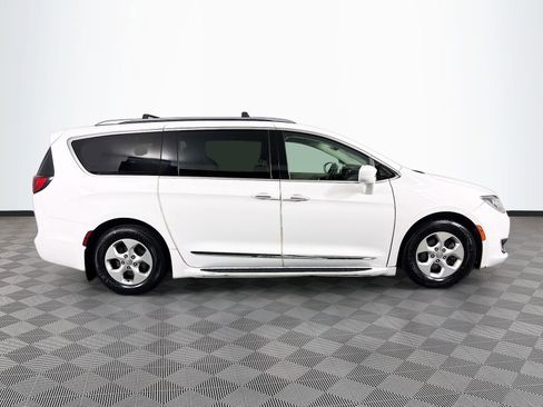 Used 2017 Chrysler Pacifica Touring-L Plus FWD image 8
