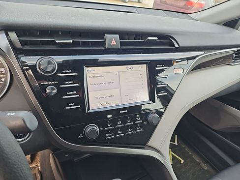 Used 2020 Toyota Camry LE image 14