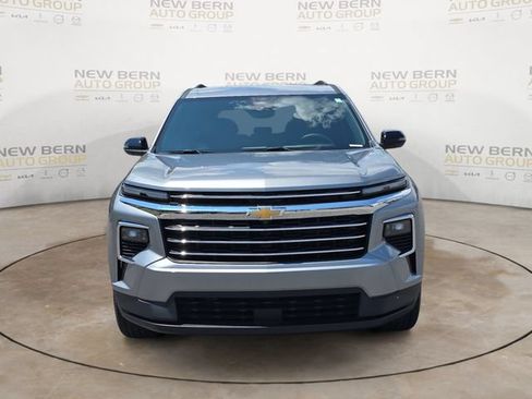 Used 2025 Chevrolet Traverse LT w/ Driver Confidence Package FWD image 8
