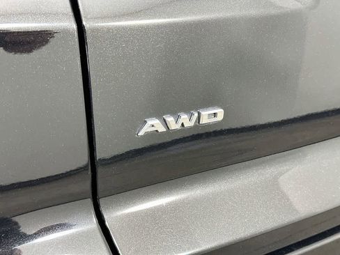 Used 2022 Cadillac XT4 Luxury w/ Cold Weather Package AWD/4WD image 7