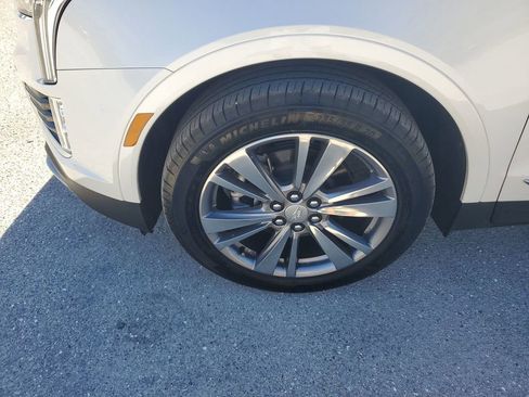 Used 2025 Cadillac XT5 Premium Luxury image 17