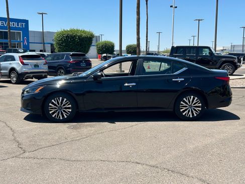 Used 2024 Nissan Altima 2.5 SV FWD image 2