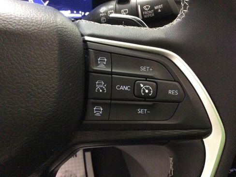 Used 2024 Jeep Grand Cherokee Altitude image 23