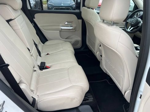 Used 2023 Mercedes-Benz GLB 250 4MATIC w/ Premium Package image 39