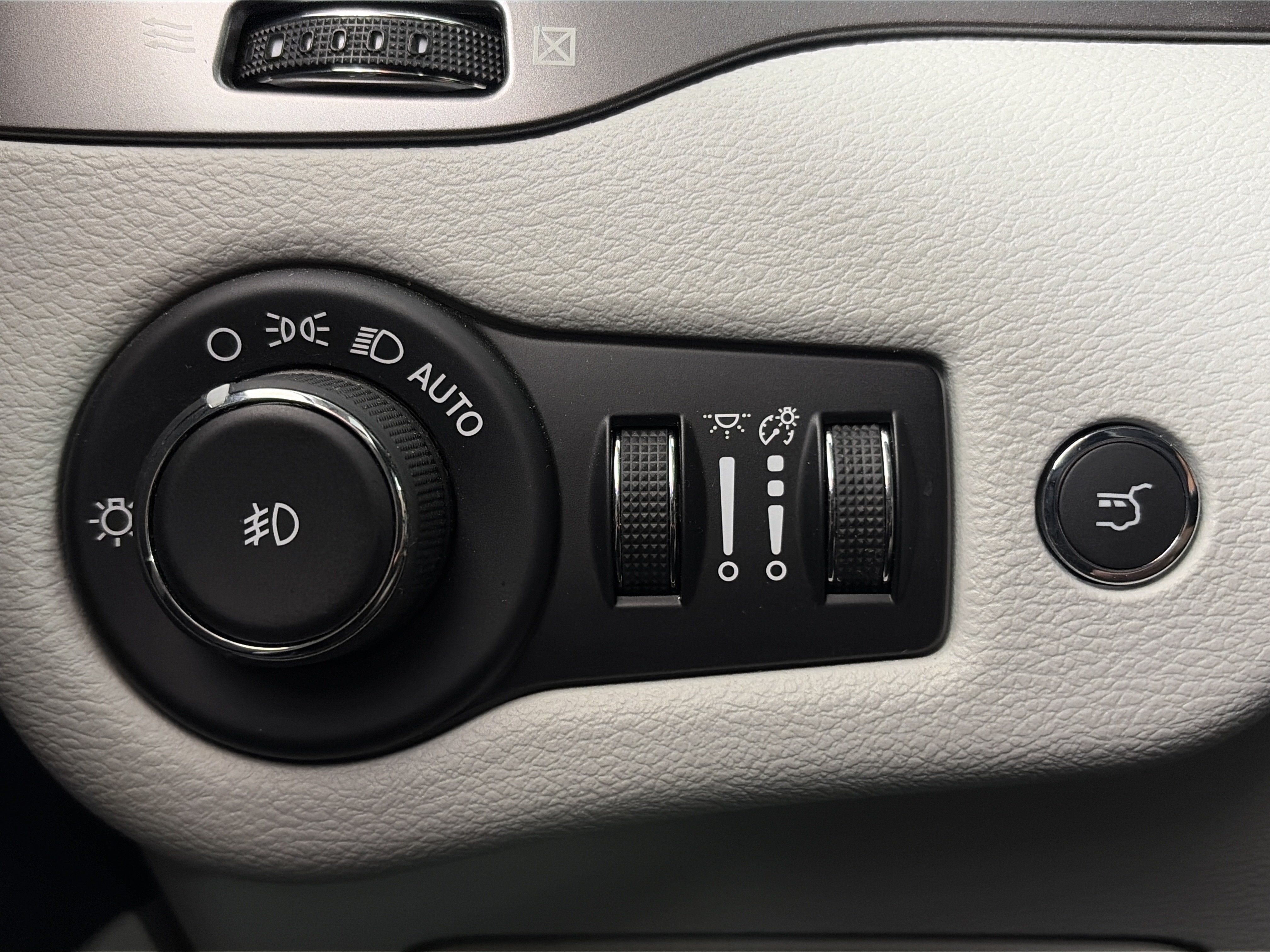 Used 2019 Jeep Cherokee Limited w/ Luxury Group AWD/4WD image 36