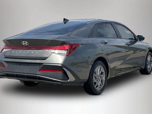 Used 2024 Hyundai Elantra SEL FWD image 5