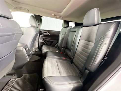 Used 2023 Mitsubishi Outlander SE image 23